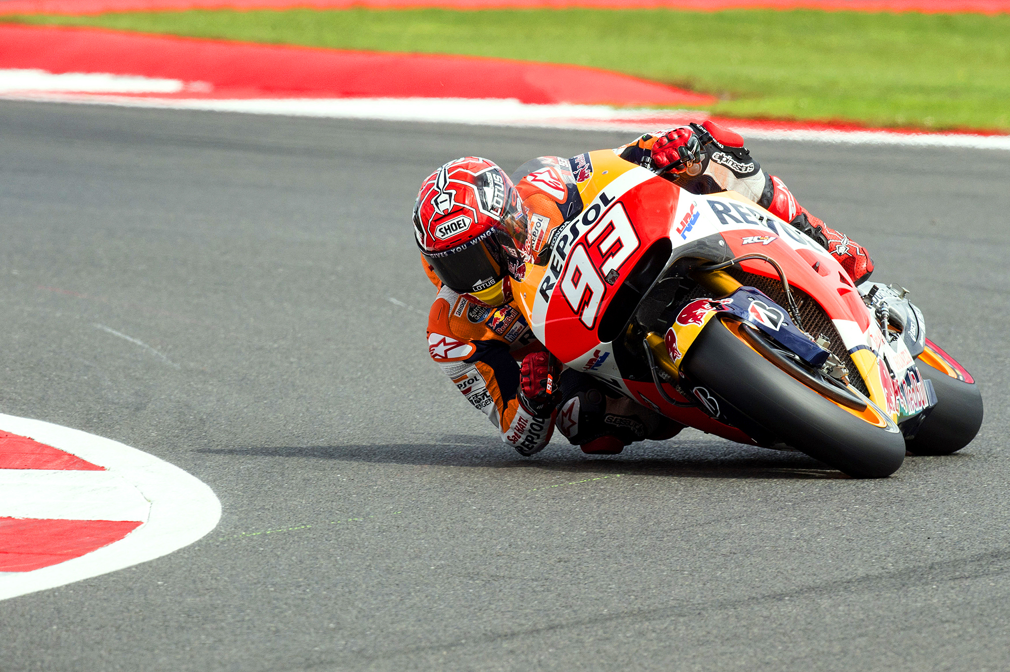 NORTHAMPTON, ENGLAND - AUGUST 29:  Marc Marquez of Spain and Repsol Honda Team rounds the bend during the qualifying practice during the  MotoGp Of Great Britain - Qualifying at Silverstone Circuit on August 29, 2015 in Northampton, United Kingdom.  (Photo by Mirco Lazzari gp/Getty Images)